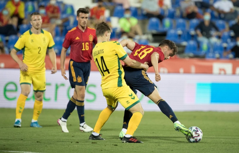 Óscar Gil y Puado debutan con la selección absoluta